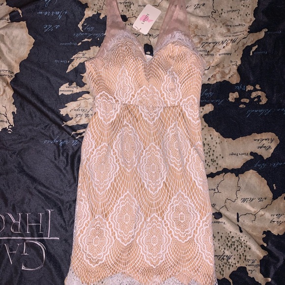 L’ATISTE Lace Dress - Picture 2 of 7